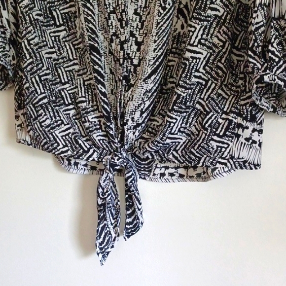 PETER NYGARD black & white cold-shoulder blouse. Button close. Size 6. NWT - Picture 7 of 16